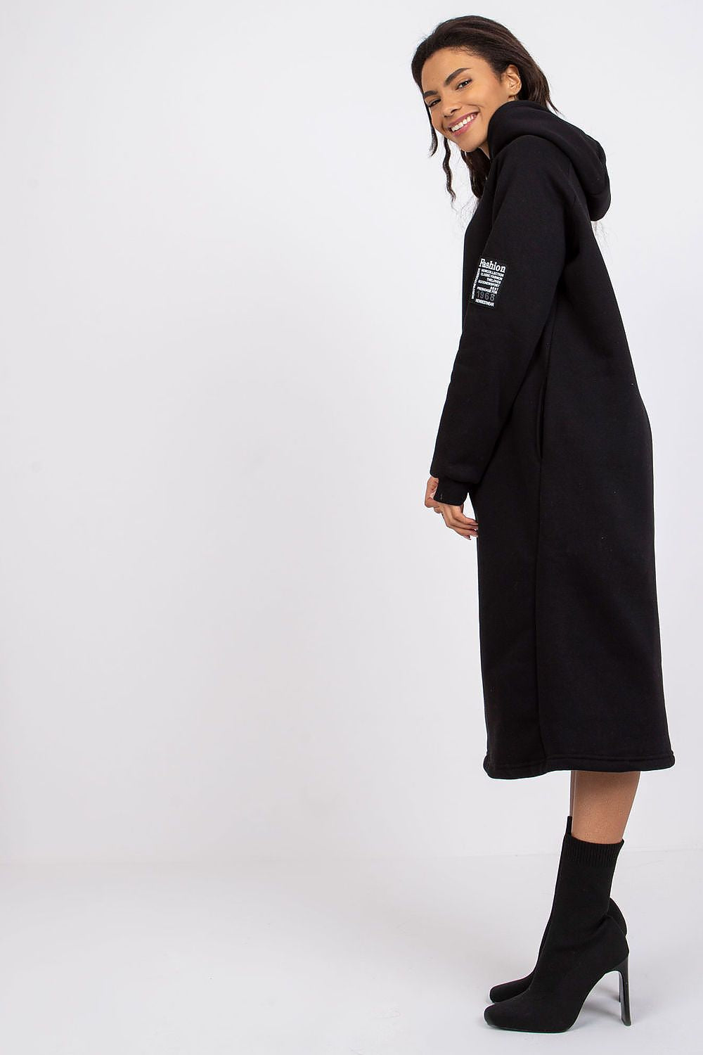  Sukienka Model RV-SK-7463.24X Black - Rue Paris 