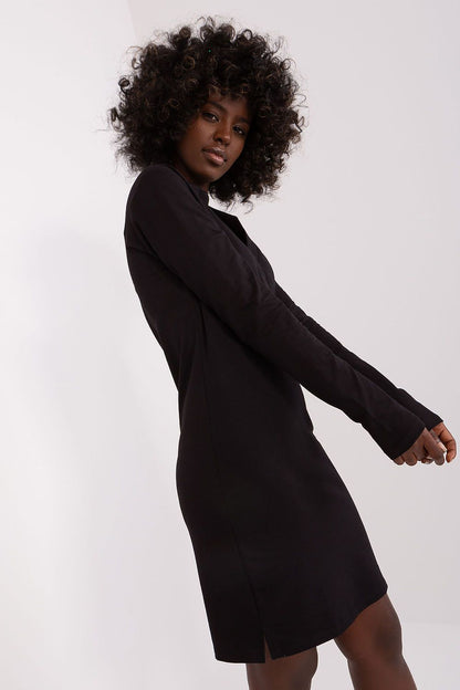  Sukienka Model RV-SK-8068.60P Black - Rue Paris 